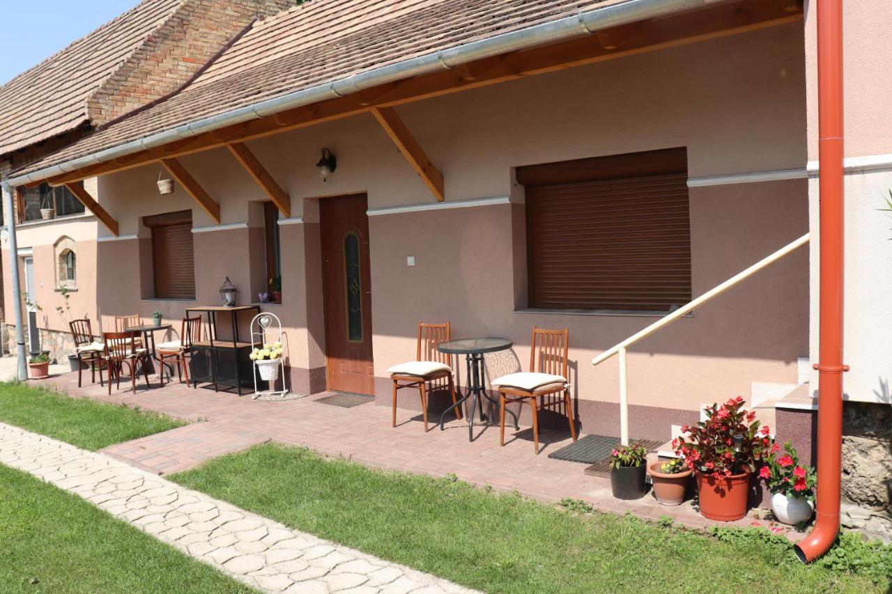 Lidia Vendeghaz Hotel Тата Екстериор снимка